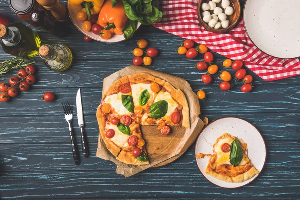 Draufsicht Auf Appetitliche Hausgemachte Pizza Auf Dem Tisch — Stockfoto