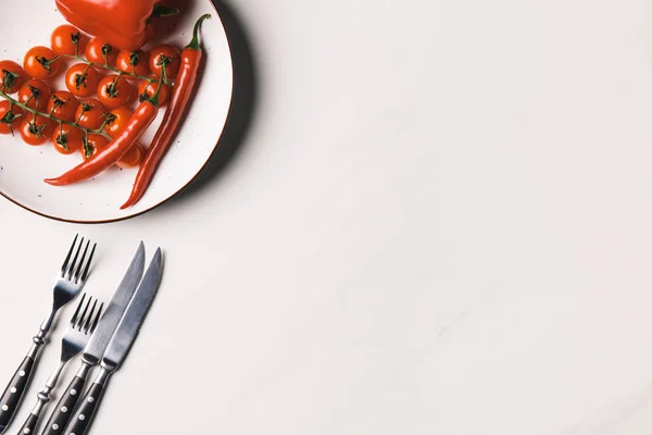 Felülnézet Kaliforniai Paprika Chili Paprika Koktélparadicsommal Lemez Fehér — ingyenes stock fotók