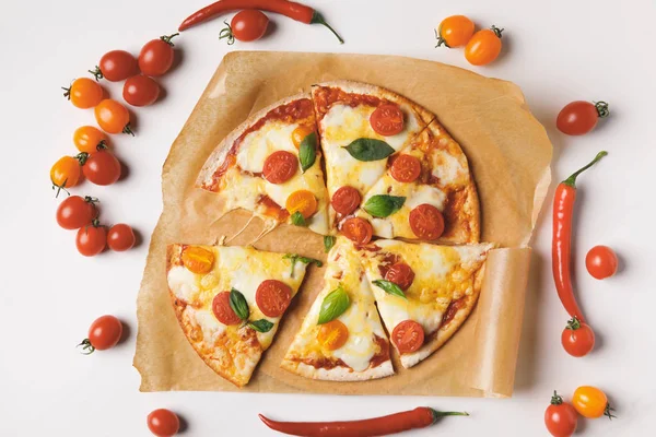 Beyaz Masada Iştah Açıcı Lezzetli Yapımı Pizza Üstten Görünüm — Stok fotoğraf