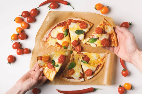 Bijgesneden Afbeelding Van Vrouw Man Nemen Van Zelfgemaakte Pizza Wit — Stockfoto