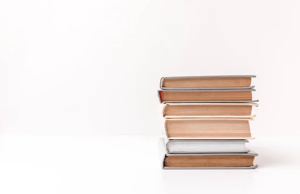 Pila Diferentes Libros Aislados Blanco — Foto de Stock