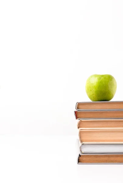Bijgesneden Uitzicht Stapel Boeken Met Apple Bovenkant Geïsoleerd Wit — Stockfoto