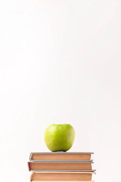 Bücherstapel Mit Apfel Auf Weißem Papier — Stockfoto