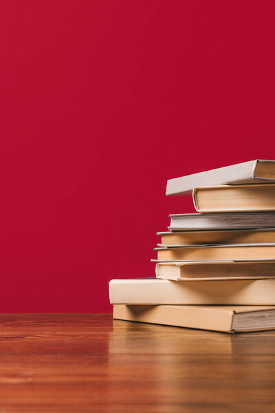 Обрезанный вид стопки различных книг на красный цвет
