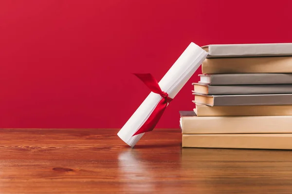 Diploma Pila Diferentes Libros Sobre Rojo — Foto de Stock