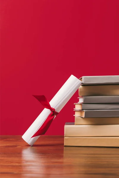 Ausgeschnittene Ansicht Von Bücherstapel Und Diplom Auf Rot — Stockfoto