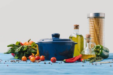 masada sebzeli makarna yemek pişirmek için malzemeler