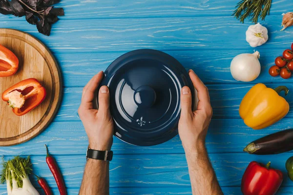 Imagen Recortada Del Hombre Poniendo Sartén Mesa Azul — Foto de Stock