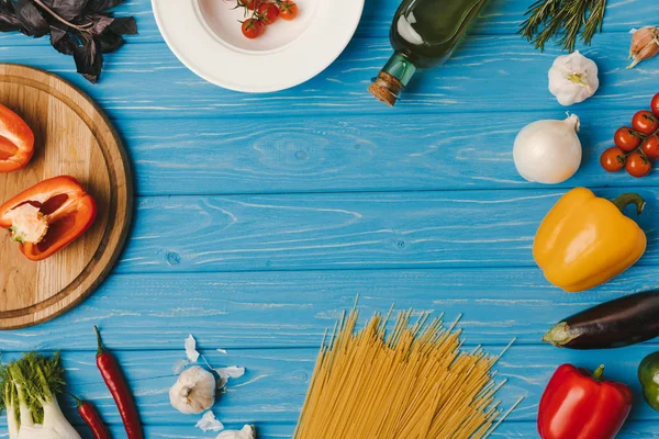 パスタの食材を用いた青いテーブルの上から見る — ストック写真