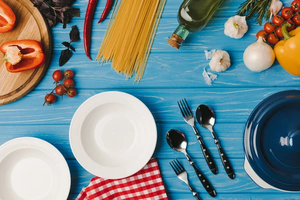 Vista Superior Pratos Alimentos Não Cozidos Mesa Azul — Fotografia de Stock