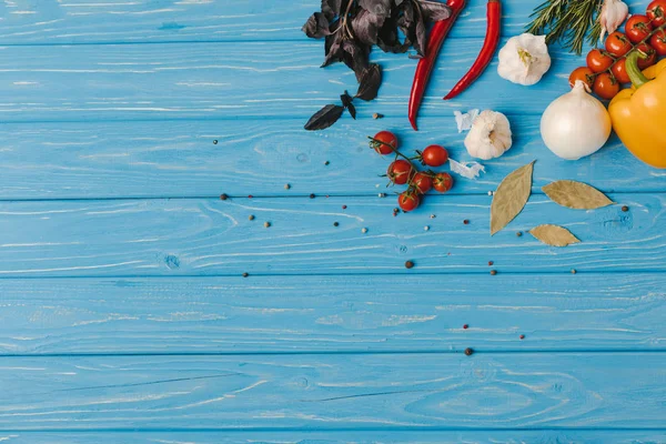 Blick Von Oben Auf Gemüse Und Kräuter Auf Blauem Tisch — Stockfoto