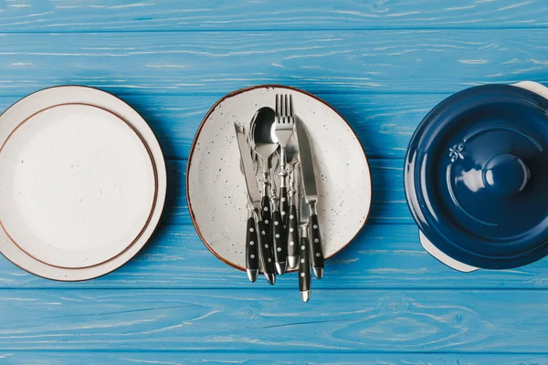 Top View Plates Pan Blue Table — Stock Photo, Image