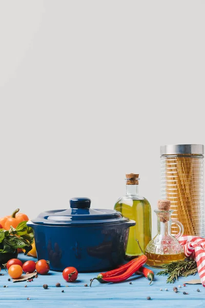 Συστατικά Για Μαγείρεμα Των Ζυμαρικών Τηγάνι Και Ελαιόλαδο Στο Τραπέζι — Δωρεάν Φωτογραφία