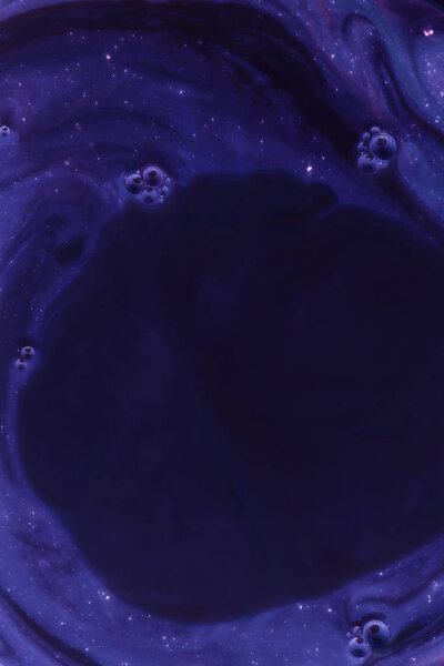 абстрактный темно-фиолетовый фон с краской и пузырьками
