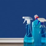 Spray flaskor med antiseptiska vätskor för vårstädning