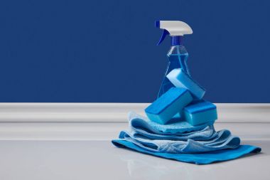 bahar temizliği için mavi ev malzemeleri