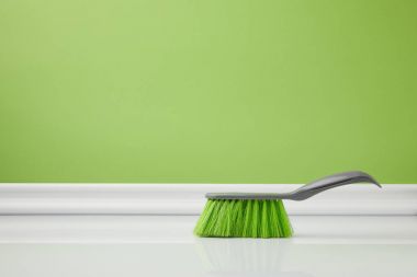 bahar beyaz katta temizliği için yeşil fırça