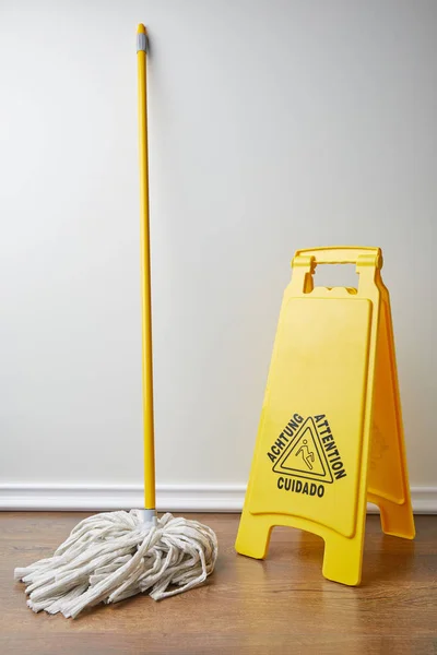 床サインをウェットし 大掃除のモップ — ストック写真