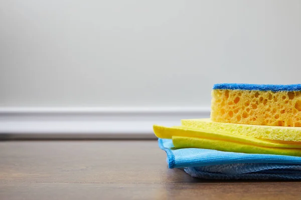 青と黄色のスポンジや春の大掃除のために床にぼろ — ストック写真