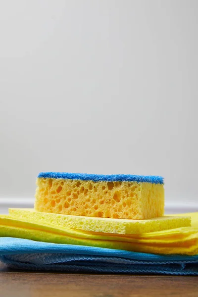 黄色和蓝色抹布和洗涤海绵为春季清洁 — 图库照片