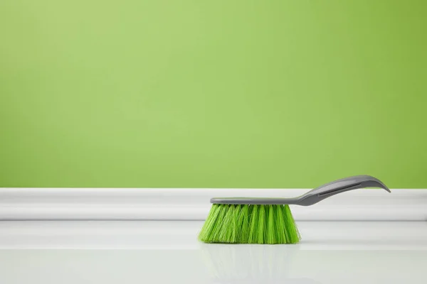 Escova Verde Para Limpeza Molas Piso Branco — Fotografia de Stock