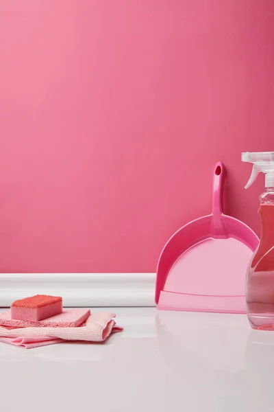 Trapos Rosados Esponja Spray Para Limpieza Primavera — Foto de Stock