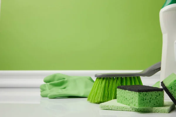 Green Brush Washing Sponges Spring Cleaning — Stock Photo, Image