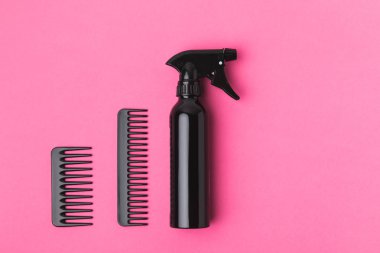 siyah tarak ve sprey, pink izole Üstten Görünüm