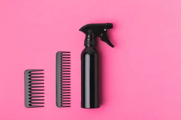 Draufsicht Auf Schwarze Kämme Und Spray Isoliert Auf Rosa — Stockfoto