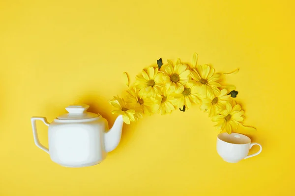 Crisantemos Amarillos Vertiendo Taza Maceta Blanca Aislado Amarillo — Foto de Stock
