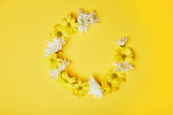 Квітковий Вінок Жовтих Білих Хризантем Ізольований Жовтому — стокове фото