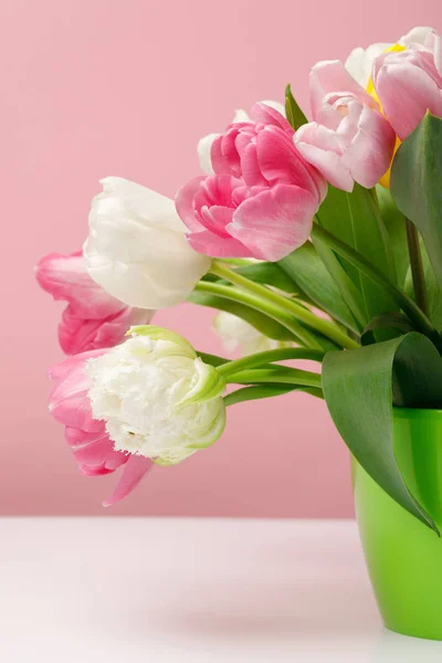 Boeket Van Lente Tulpen Vaas Roze Achtergrond — Stockfoto