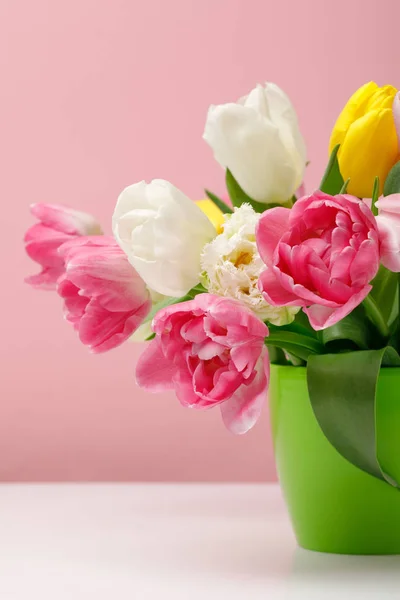 Inschrijving Bloeiende Tulpen Vaas Roze Achtergrond — Stockfoto