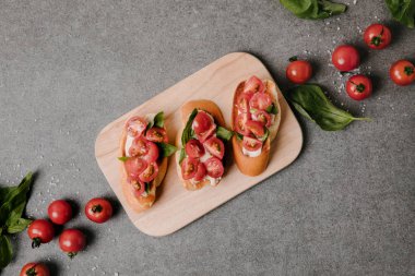 lezzetli bruschetta üstten görünüm ahşap tahta ve taze malzemelerle Grey
