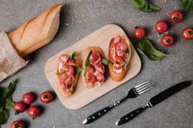 gurme İtalyan bruschetta ahşap tahta, malzemeler ve çatal bıçak takımı Grey 