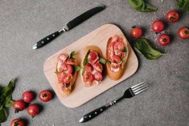 lezzetli İtalyan bruschetta üstten görünüm ahşap tahta, malzemeler ve çatal bıçak takımı Grey 
