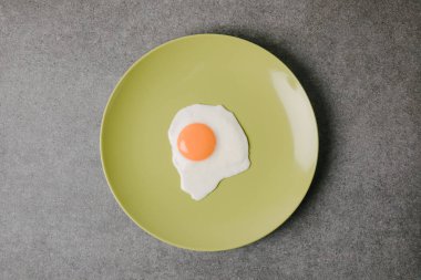 taze lezzetli kızarmış yumurta üstten görünüm Grey plaka üzerinde