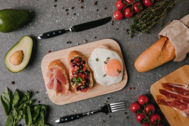 ahşap kesme tahtası üzerinde gurme meze bruschetta ve kızarmış yumurta Üstten Görünüm  