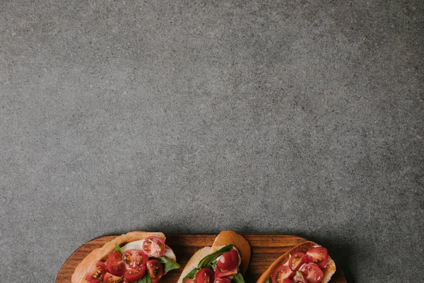 Vue Dessus Délicieuse Bruschetta Italienne Sur Planche Bois Sur Fond — Photo gratuite