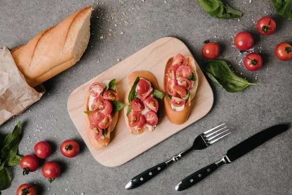 Bruschetta Gourmet Italiano Tábua Madeira Ingredientes Talheres Cinza — Fotografia de Stock