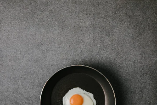 Bovenaanzicht Van Koekenpan Met Lekkere Gebakken Grijze Achtergrond — Stockfoto