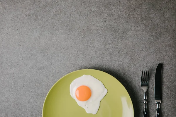 Top View Fresh Fried Egg Plate Fork Knife Grey — Stock Photo, Image