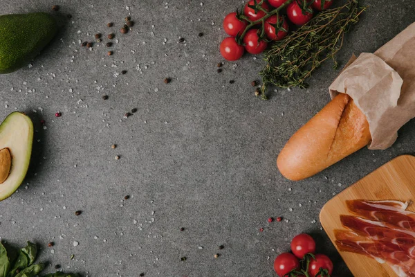 Vue Dessus Des Ingrédients Pour Bruschetta Aux Épices Sur Gris — Photo