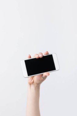 kırpılan atış ile üzerine beyaz izole sıska perde smartphone tutan kadın