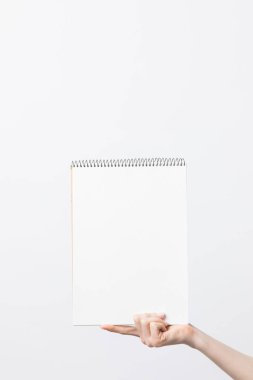 Kısmi boş sketchbook elinde tutan kadın görünümünü üzerinde beyaz izole