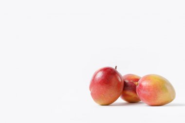 taze mango meyve üzerinde beyaz izole görünümünü kapat
