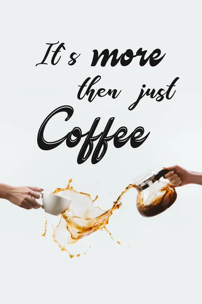 より多くのちょうどコーヒー インスピレーションと白で隔離 コーヒーのしぶきを作るカップやガラスのポットと手のトリミング ビュー — ストック写真