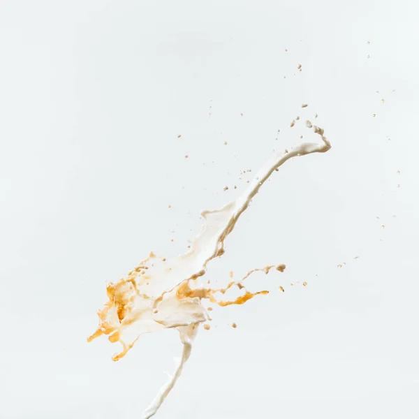 Två Stänk Mjölk Och Kaffe Isolerad Vit — Stockfoto