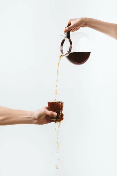 Beskuren Bild Händer Hälla Kaffe Från Potten Glas Isolerad Vit — Stockfoto
