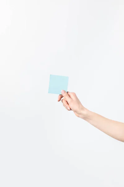 Corte Tiro Mulher Segurando Nota Pegajosa Azul Branco Mão Isolado — Fotografia de Stock